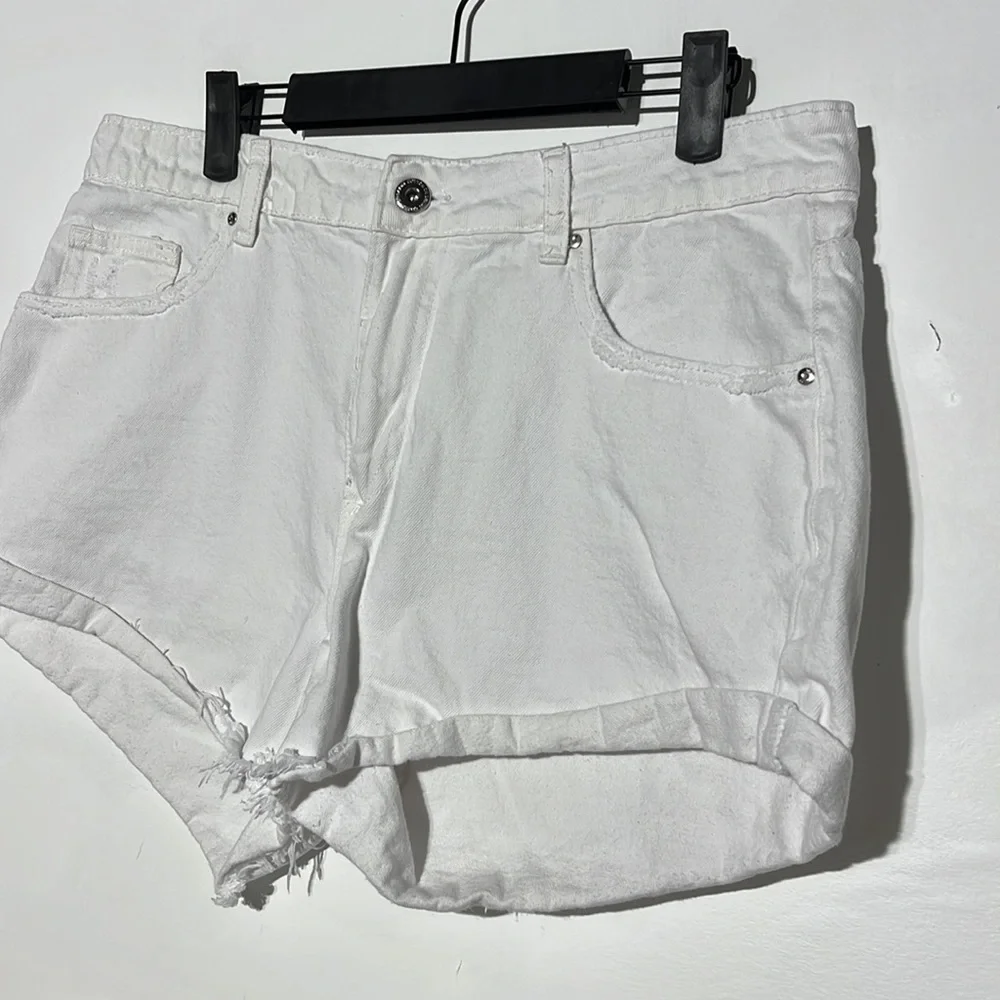 Cotton On Mid Rise Saturday White Cuffed Denim Shorts Size 8